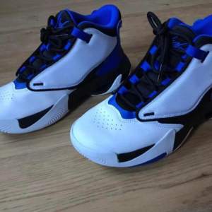 Höga sneakers-JORDAN MAX AURA 4 Stl 36. 23cm. Basketskor. Använda ett fåtal gånger inomhus. Nypris ca 1500kr. 