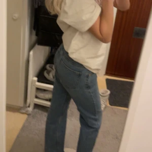 Lågmidjade jeans - Säljer ett par blåa raka lågmidjade jeans, använda 2 gånger🤍