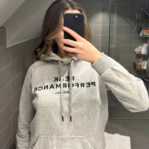 Peak Hoodie  - Säljer denna fina peak hoodie då den inte är min stil längre. Den är i bra skick och har inga defekter. Säljer den för 200 kr💞