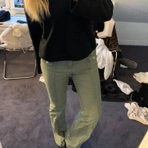 Hm jeans - Super populära jeans från HM. Strl 42 men passar bättre på Strl 40