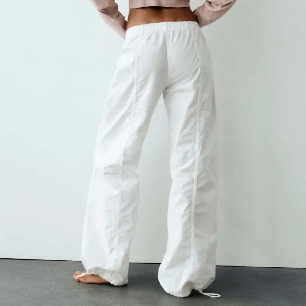 Vita parachute pants som tyvärr aldrig kommit till användning. Sååå snygga, perfekt längd och passform. Kontakta vid intresse❤️. Jeans & Byxor.