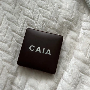 Caia  - Caia matte bronzer i färgen Bombay. Använd några gånger bara. Nypris 295kr, säljer för 190kr. GRATIS FRAKT 