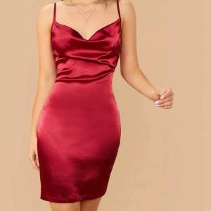 En jättefin röd klänning. Enbart använd en gång och är därmed i nyskick!!
