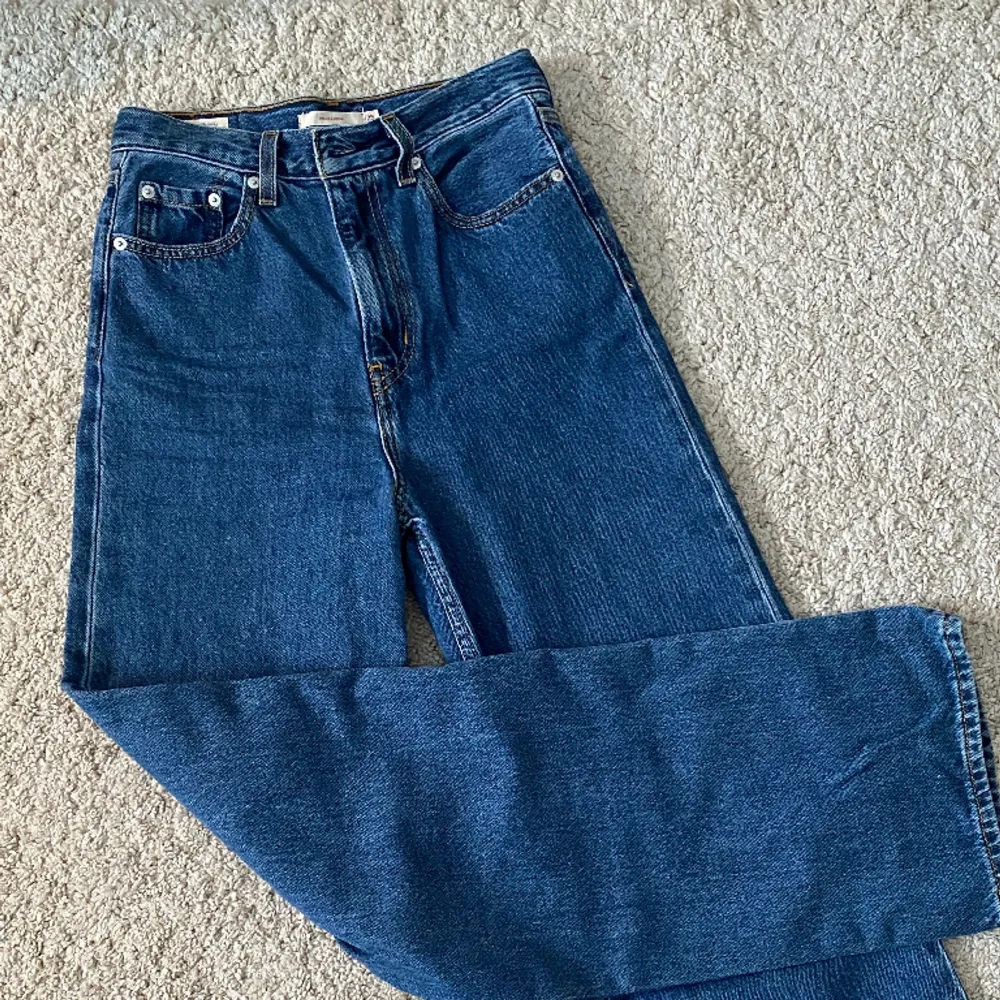 Super snygga Levis jeans, lite högre midja och lite vidare ben. I princip oanvända!💓 W25 L33. Jeans & Byxor.