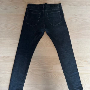 Tiger of Sweden byxor - Säljer dessa feta Tiger of Sweden byxor som är riktigt grish. De ligger runt 1400kr i nypris men jag säljer de för 600kr  De är slim så riktigt grish. De är i storlek 31/32 och passar mellan 170-185 cm Tveka inte om att köpa!! Kontakta om intresse!!