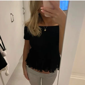 Topp - Söt off shoulder topp med volang där nere💕