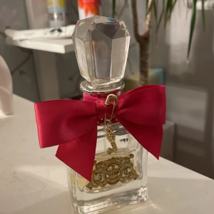 Juicyparfym - De är 50 ml men lite mer en halva använd men säljer för 250kr då ja inte använder längre! 