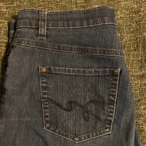 Mörkblå jeans från Gerry Weber👐 Storlek står inte, men sitter som M🙌 OBS ljuset på bilderna gör att jeansen ser mer gråa ut, de är mörkblå💙