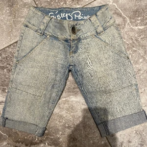 Kortbyxor jeans  - Kortbyxor jeans stl. Xs från Sister point. Säljer pga stor garderobrensning. Kika gärna på mina andra annonser, säljer mycket. Samfraktar gärna:)