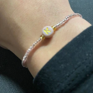 Personligt armband  - Urgulligt armband för någon som börjar på K. Väldigt tunna pärlor vilket får det att se så lätt men ändå som the last touch🤍