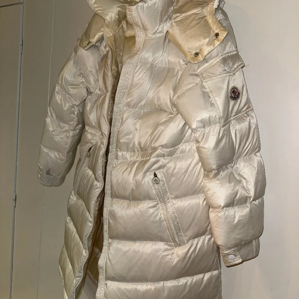 Säljer helt ny moncler jacka storlek M  Passar också en L  Endast testad  2500kr . Jackor.