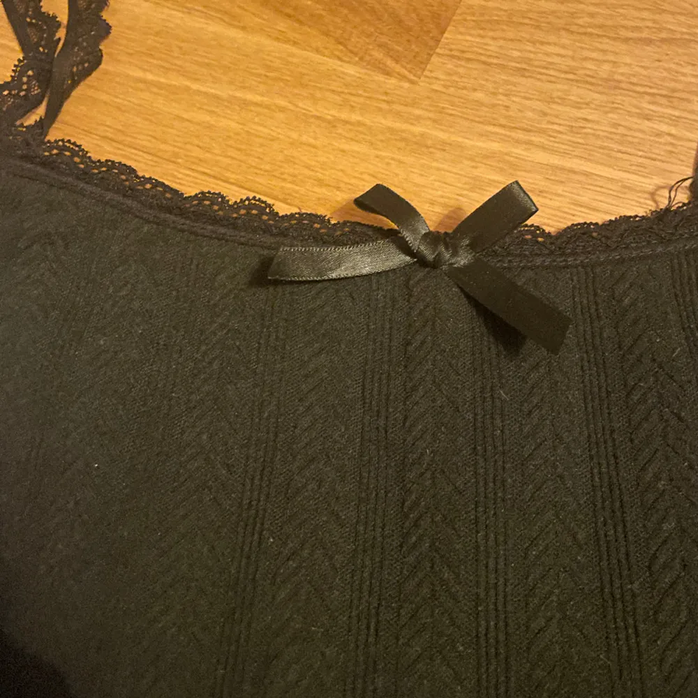 Ett jätte gulligt svart linne från shein. Fick hem fel storlek därför säljer jag den. Inte överdrivet stor i storleken. . Toppar.
