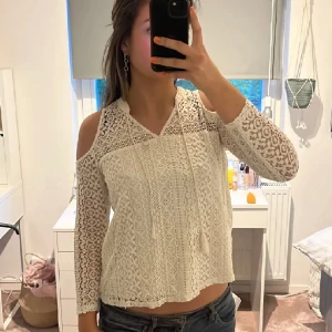 Vit spetstopp  - Cool, vitt topp med ”fria” axlar. Bra skick.