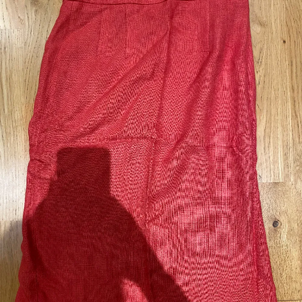 Fin elegant röd/ljusrosa kjol från Zara. Legat på vinden ett tag är anledningen till varför den är lite skrynklig men blir jättefin sedan näst ma stryker den. . Kjolar.