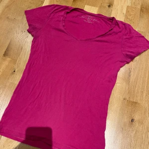Rosa T-shirt  - Neon rosa T-shirt storlek S, superfin. Säljer pga stor garderobrensning. Kika gärna på mina andra annonser, säljer mycket. Samfraktar gärna:) 