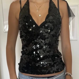 Fest Topp - Säljer denna snygga fest topp! Köpte här på Plick men den passade inte mig💗nyskick