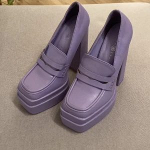 Lila klackar - Lila klackar med platå från Daisy street. Aldrig använda pga för små. Uk 5 vilket översätts till EU 38.