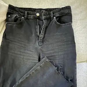 Svarta utsvängda jeans från stradivarius med slitningar nertill. För små för mig så kan ej ta bilder på men så snygga!! 💕