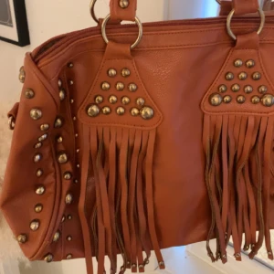 Handväska med detaljer🧡 - Jättesöt handväska med detaljer💘 Säljs för att den inte används längre, kontakta mig för fler bilder, frågor och intresse!