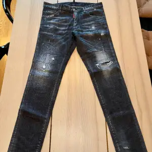 DSQUARED jeans i mörktvätt. Storlek 48. Motsvarar en W32 L32. Köpta på NK Herrtrend 2022