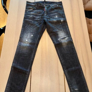 DSquared Jeans stlk. 48 - DSQUARED jeans i mörktvätt. Storlek 48. Motsvarar en W32 L32. Köpta på NK Herrtrend 2022