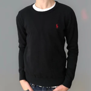 Ralph lauren tröja - Snygg stickad tröja av Ralph lauren i väldigt bra skick🌟 passar runt 165✅  Modellen på bilden är 170  Skriv vid frågor eller funderingar💫