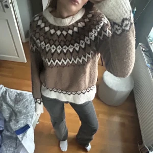 Vintage stickad tröja - Så fin stickad tröja i unikt mönster! Jättetjock så passar perfekt nu under vintern