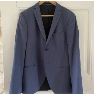 Hel kostym, Tiger of Sweden  - Mörkblå kostym från tiger of Sweden. Använd ett fåtal gånger 2022 och i mycket bra skick. Storlek 48. Jag bar den när jag var 175/180 cm lång och vägde runt 65/70 kg. Skriv ifall mer information önskas eller med bud. Redo att postas.