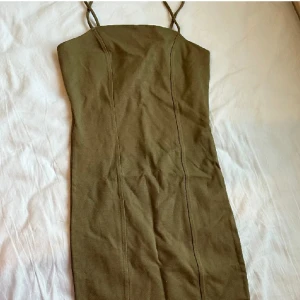 grön klänning  - helt oanvänd 