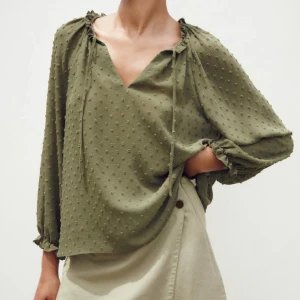 Blus  - Jättefin grön blus från zara som tyvärr inte kommer till användning!💓