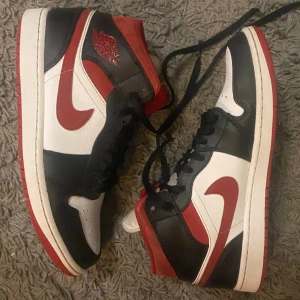 Air Jordan 1 Gym Red - Nike Air Jordan 1s i storlek 44. Skosnörena är slitna längst ut men går såklart att byta om de stör. Förutom det och lite smutsig plös så är skorna rena och utan nån creasning.
