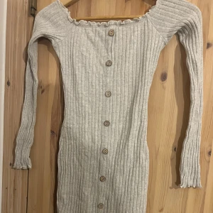 Klänning - Stickad figursydd klänning ifrån fashionnova