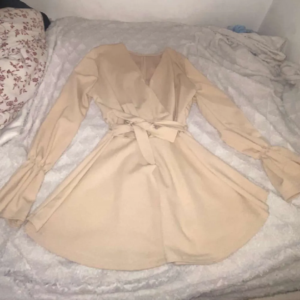 Säljer en gullig kort dress storlek M funkar även till S. Dressen har inte varit använd många gånger och är i färgen beige :). Blusar.