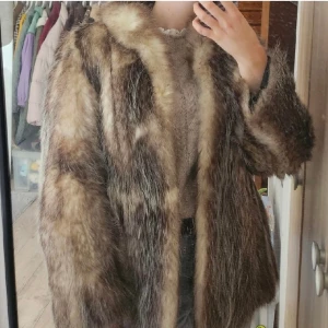 Pälsjacka  - Säljer min äkta päls i beige/brun!  Köpt vintage för 2.500 kr Den passar mig som är en xs/s men den är oversize i modellen. Så passar absolut en m också! Den är medellång. 