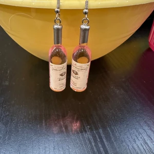 Örhänge med vin - Nya örhänge med Vin. Krokarna är inköpta som nickelsäkra.