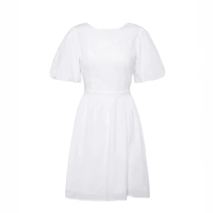 ONLY vit studentklänning  - säljer denna fina studentklänning från märket ONLY. klänningen har bara använts 1 gång. köptes för 579kr. små defekter som knappt synns. om du har frågor så är det bara att kontakta mig.