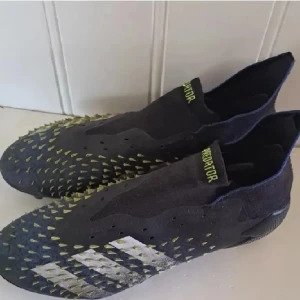 Adidas predator freak fotbollsskor  - Ett par använda fotbollsskor i ett ganska bra skick. Skosnören är tyvärr borta. Nypris på skorna ligger på ca 2600kr 