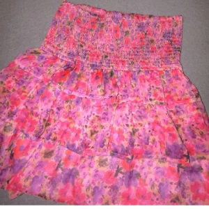 Volangkjol - Superin volangkjol som kan användas som kjol och topp. Superfin till sommaren❤️endast använd 2-3 gånger