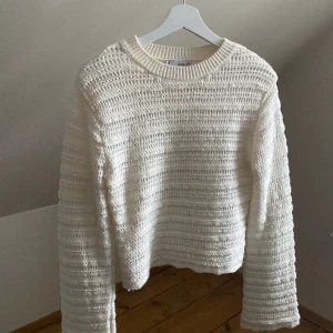 Stickad tröja med utsvängda armar - Jätte fin stickad tröja med utsvängda armar från mango. Använd två gånger🥰