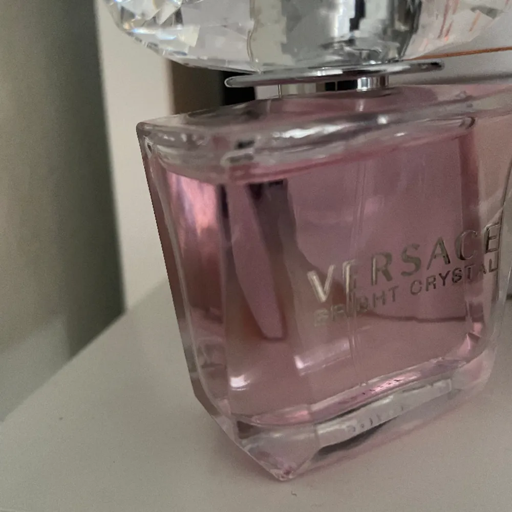 Säljer parfym från Versace, endast testad en gång så den är i princip helt oanvänd. Återstående mängd 98%.  Säljer då den inte kommer till användning.💓. Övrigt.