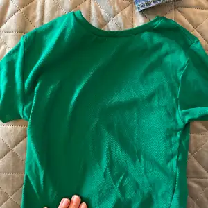 En grön figursydd t-shirt, en kortare modell. Supersöt💖