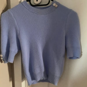 Blå stickad  - Fin blå stickad tröja från Zara med silverstenar. Använd 1 gång. S💞