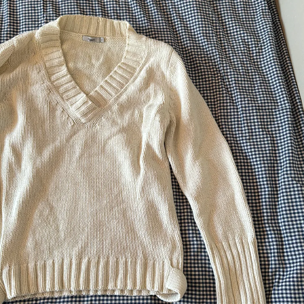 Säljer min vintage Filippa K stickade långärmade tröja! Den är i strlk L men sitter som en M. Jätteskön och sitter bra! . Tröjor & Koftor.