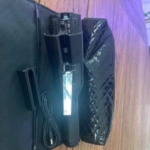 hårtrimmare - En hårtrimmer som är knappt använd. Tar bort kluvna hårtoppar. Säljes med tillhörande väska, laddningskabel samt liten borste för att göra rent behållaren. Skriv vid intresse!! 