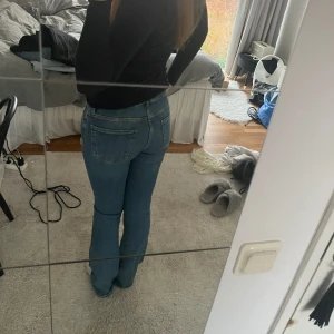 Low bootcut jeans - Fina lågmidjade blåa jeans från zara i fint skick, frakt tillkommer 💕💕