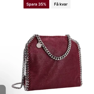 Stella McCartney  - Säljer min stella McCartney väska då jag ej får användning av den! Den är i den stora storleken och vinröd suuuper fin verkligen🥰🥰skriv privat för frågor eller egna bilder! ÄKTA SÅKLART!!!! (Nypris 10.000kr)