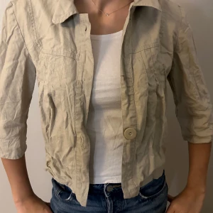 Kofta  - En söt kofta i trekvartärm från Vila!! En knapp är av som man kan se på andra bilden❤️