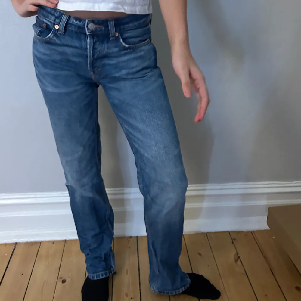 Jeans ifrån weekday i strorlek 26/32 Modell pin mid straight jeans💞kom priv för frågor. Jeans & Byxor.