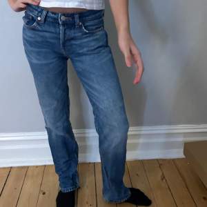 Jeans ifrån weekday i strorlek 26/32 Modell pin mid straight jeans💞kom priv för frågor