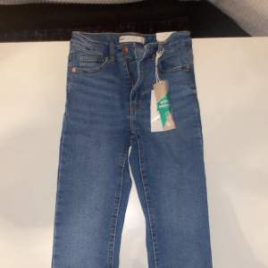 Jätte fina och helt nya jeans från Gina trickot, inte använt har fortfarande prislapp på 